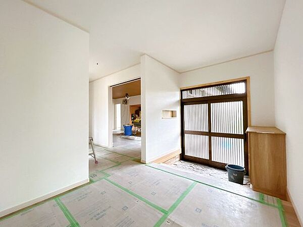 【リフォーム中】玄関を宅内から撮影しました。床はフローリング重張り、天井・壁はクロス張替え工事を実施します。