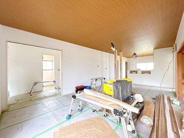 【リフォーム中】リフォームにて約22.5帖ＬＤＫを作成します。床はフローリング張替え、天井・壁はクロス張替え工事を実施します。家族団らんを楽しめるように明るく広々としてＬＤＫに仕上げます。