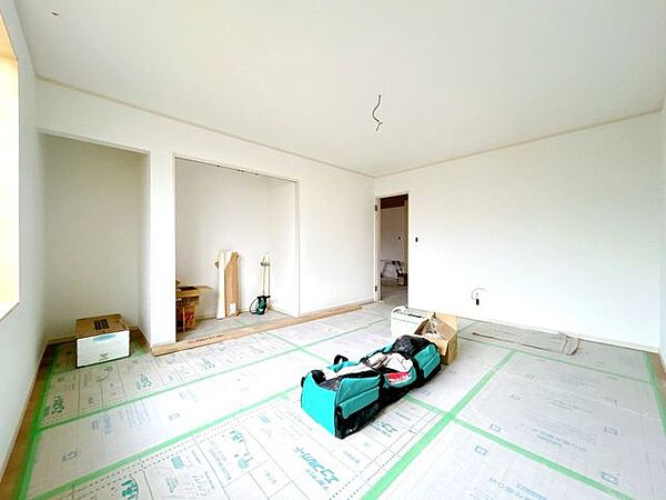【リフォーム中】北東側約10帖洋室です。床はフローリング張り、天井・壁はクロス張替え工事を実施します。一番広い居室のため主寝室としてのご活用をおすすめします。
