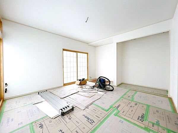 【リフォーム中】西側約9帖洋室を作成中です。床はフローリング張替え、天井・壁はクロス張替え工事を実施します。クローゼット収納も新設します。
