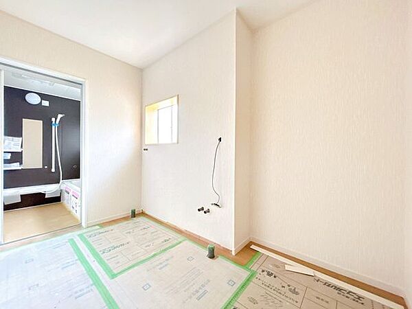 【リフォーム中】洗面所を作成中です。床はクッションフロアー張替え、天井・壁はクロス張替え工事を実施します。