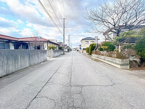 前面道の写真です。幅員は約8ｍあります。