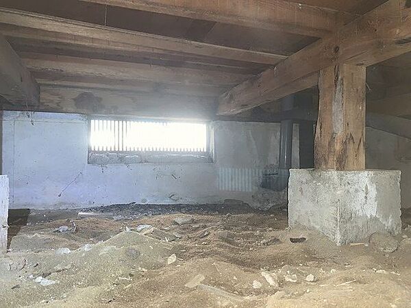 中古住宅の3大リスクである、雨漏り、主要構造部分の欠陥や腐食、給排水管の漏水や故障を2年間保証します。その前提で床下まで確認の上でリフォームし、シロアリの被害調査と防除工事もおこないます。