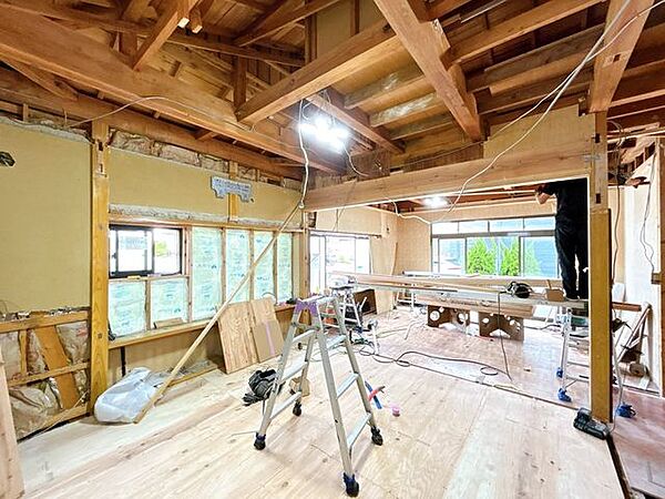 【リフォーム中】リフォームにて約19帖LDKを作成します。床はフローリング張替え、天井・壁はクロス張替え工事を実施します。家族団らんを楽しめる明るく快適な空間に仕上げます。