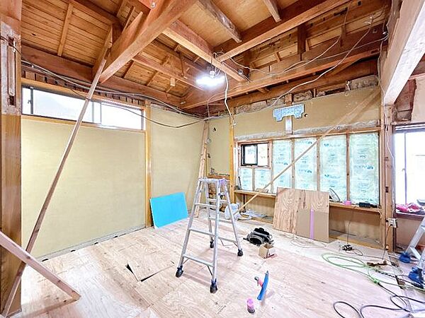 【リフォーム中】約19帖LDKのキッチン側です。床はフローリング張替え、天井・壁はクロス張替え工事を実施します。対面キッチンを新設予定です。