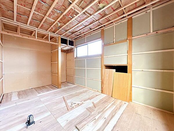 【リフォーム中】二階東側約6帖洋室を作成します。床はフローリング仕上げ、天井・壁はクロス張替え工事を実施します。お子様の一人部屋としてのご活用がおすすめです。