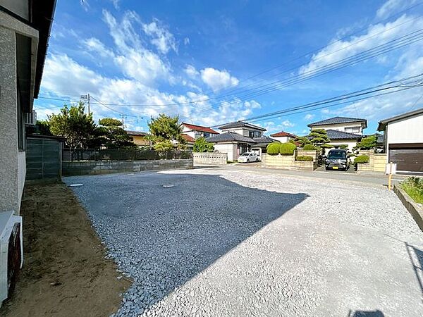 【リフォーム中】駐車場拡張工事を実施中です。物置と既存の土間コンクリートを解体し砕石で整地します。普通車3台並列駐車可能になります。