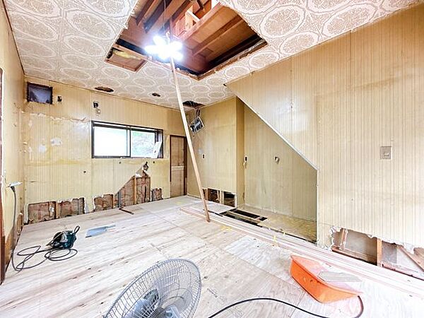 【リフォーム中】一階約7.5帖洋室を作成中です。床はフローリング重張り、天井・壁はクロス張替え工事を実施します。