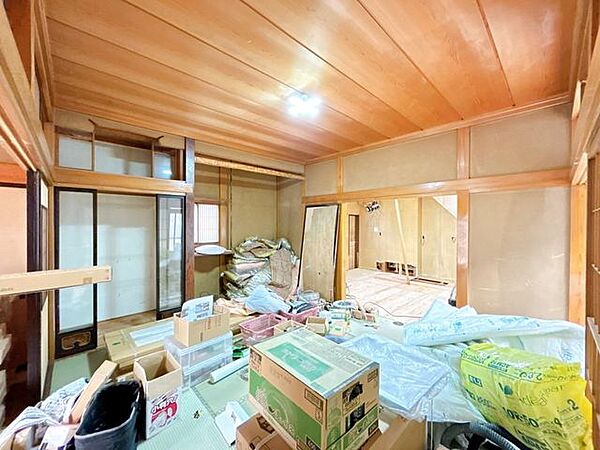 【リフォーム中】一階北東側約8畳和室です。畳表替え、天井はクリーニング、壁はクロス張替え工事を実施します。イグサの香りの心地よい落ち着く空間に仕上げます。