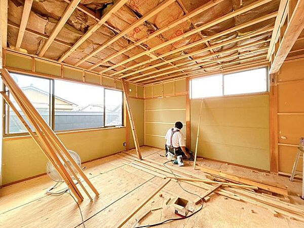 【リフォーム中】二階西側約8畳和室です。畳の表替え、天井はクリーニング、壁はクロス張替え工事を実施します。照明はシーリングライトを一つ新設予定です。