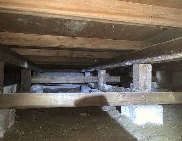 中古住宅の3大リスクである、雨漏り、主要構造部分の欠陥や腐食、給排水管の漏水や故障を2年間保証します。その前提で床下まで確認の上でリフォームし、シロアリの被害調査と防除工事もおこないます。