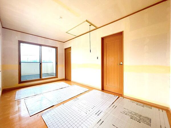 【リフォーム中】二階北側約7.5帖洋室です。床はクリーニング、天井・壁はクロス張替え工事を実施します。ご夫婦の主寝室としてのご活用がおすすめです。
