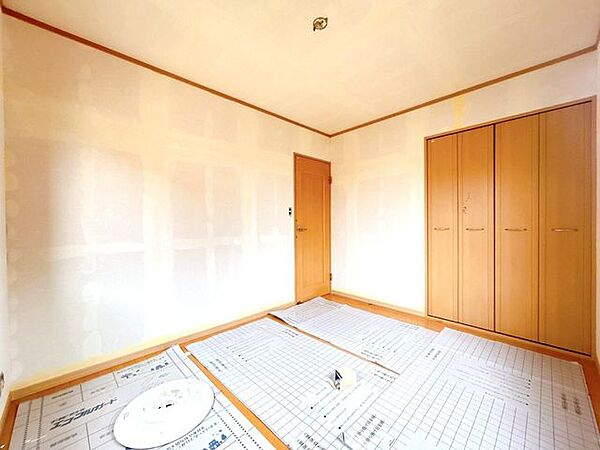 【リフォーム中】二階南西側約5.63帖洋室です。床はクリーニング、天井・壁はクロス張替え工事を実施します。