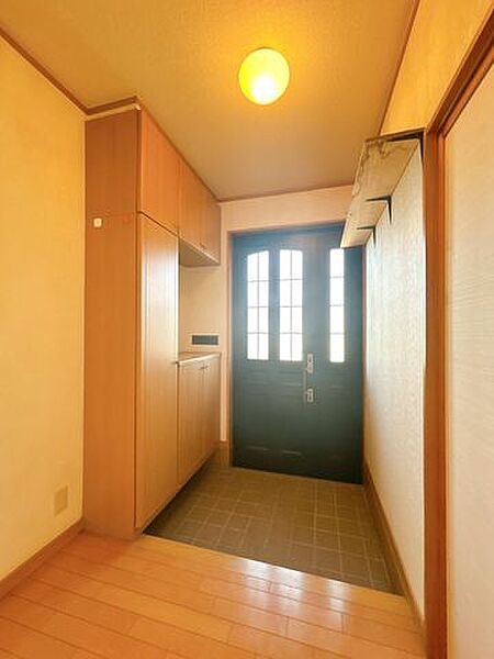 【リフォーム中】玄関を宅内から撮影しました。玄関タイルはクリーニング、天井・壁はクロス張替えを実施します。