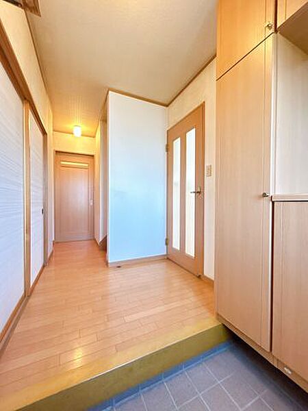 【リフォーム中】玄関ホールです。床はクリーニング、天井・壁はクロス張替え工事を実施します。明るい空間に仕上げます。