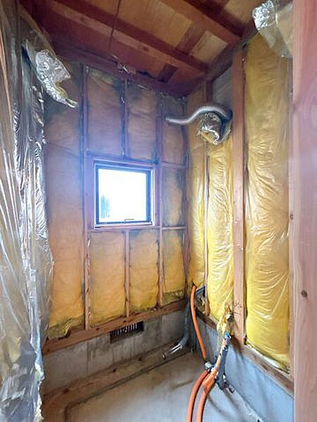 【リフォーム中】壁には断熱材が確認できました。