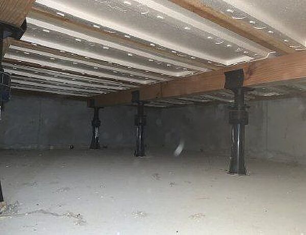 中古住宅の3大リスクである、雨漏り、主要構造部分の欠陥や腐食、給排水管の漏水や故障を2年間保証します。その前提で床下まで確認の上でリフォームし、シロアリの被害調査と防除工事もおこないます。