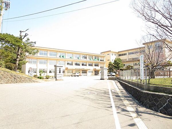 第一中学校まで1300ｍ（徒歩17分）