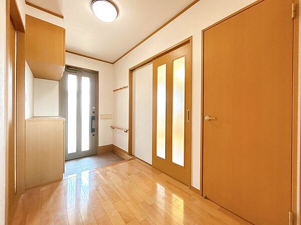 【リフォーム中】玄関を宅内から撮影しました。クリーニングと照明交換を実施します。