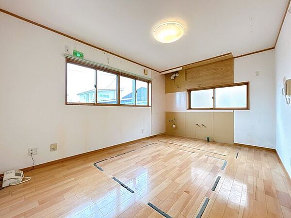 【リフォーム中】約8.75帖DKです。床はクリーニング、天井・壁はクロス張替え工事を実施します。約7.5畳和室と隣接しているので一つのLDK空間としてもご利用可能です。