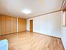 寝室：【リフォーム中】二階約11帖洋室です。床はクリーニング、天井・壁はクロス張替え工事を実施します。クローゼット収納付きです。ご夫婦の主寝室としてのご活用はいかがですか。
