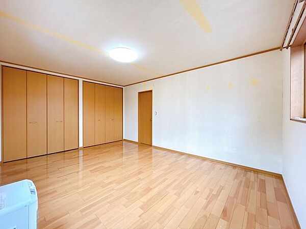 【リフォーム中】二階約11帖洋室です。床はクリーニング、天井・壁はクロス張替え工事を実施します。クローゼット収納付きです。ご夫婦の主寝室としてのご活用はいかがですか。