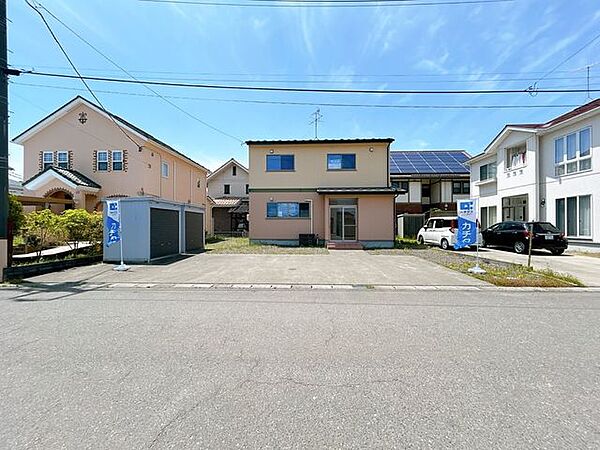 【リフォーム中】外観を引きで撮影しました。駐車場が広いため普通車3台以上駐車可能です。