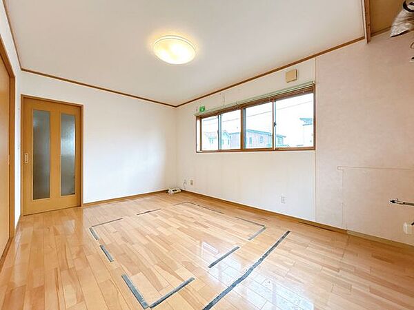 【リフォーム中】DKをキッチン側から撮影しました。天井・壁のクロス張替え、キッチンも新品に交換されるので清潔な空間に生まれ変わります。