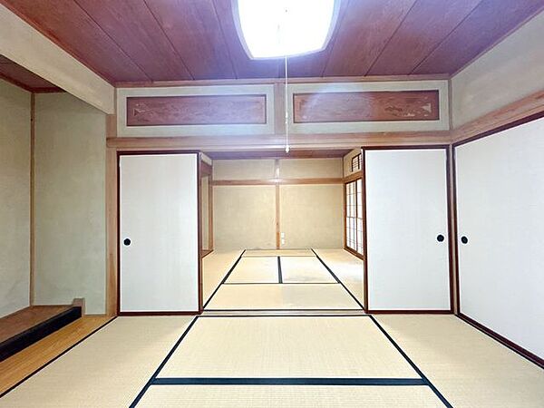 【現況販売】一階二間続きの和室はリビングとしてご活用可能です。