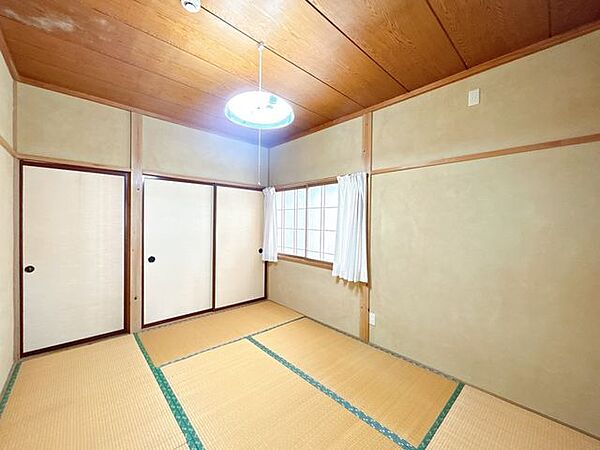 【現況販売】二階北側約6畳和室を撮影しました。