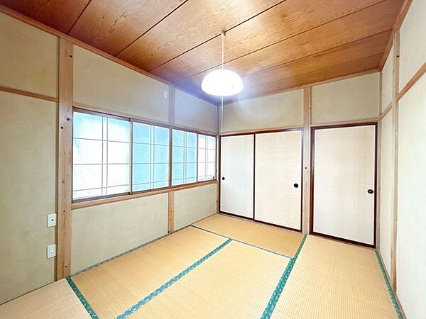 【現況販売】二階南側約6畳和室です。