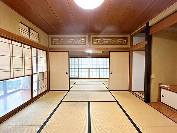 【現況販売】一階二間続きの和室を別角度から撮影しました。