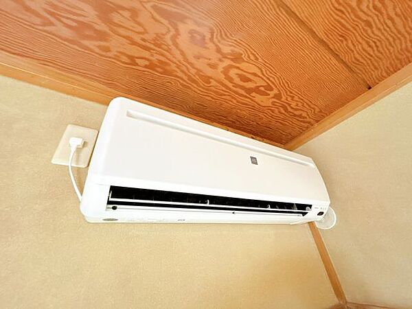 【現況販売】一階北東側約6帖和洋室に設置されているエアコンです。こちらは2017製です。