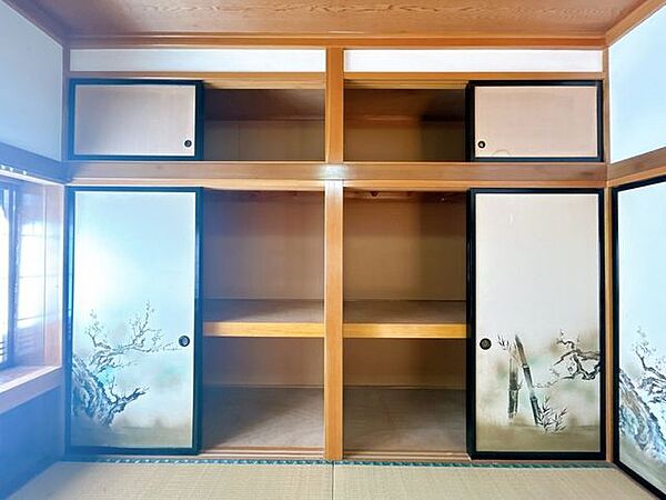【現況販売】南西側約8畳和室に設置されている収納です。
