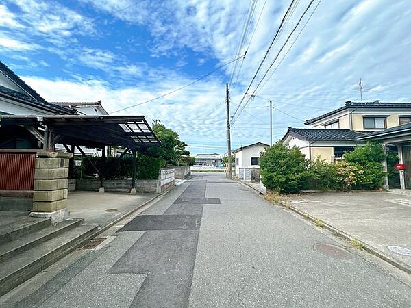 前面道路幅員は約6ｍです。