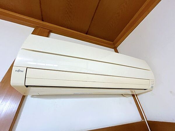 【現況販売】北西側約8畳和室に設置されているエアコンです。