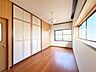寝室：【リフォーム中】二階南側約6.25帖洋室です。床はフローリング重張り、天井・壁はクロス張替え工事を実施します。ご夫婦の主寝室としてのご活用がおすすめです。