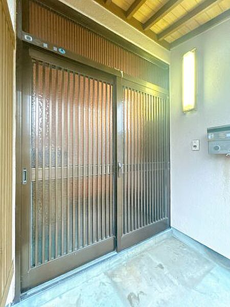 【リフォーム中】玄関を撮影しました。鍵交換とクリーニングを実施予定です。モニター付きインターホンを新設するので防犯面も安心です。