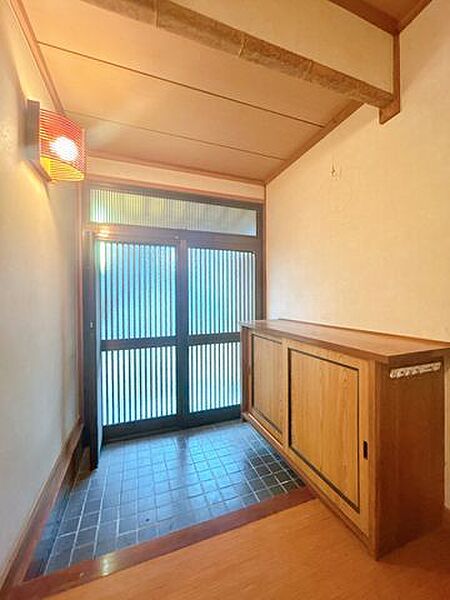 【リフォーム中】玄関を宅内から撮影しました。床はクリーニング、天井・壁はクロス張替え工事を実施します。