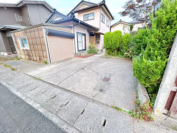 【リフォーム中】駐車場を撮影しました。簡易物置を解体して駐車拡張工事を実施します。
