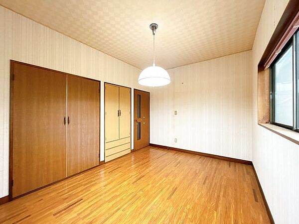 【リフォーム中】二階北側約6帖洋室を撮影しました。床はフローリング重張り、天井・壁はクロス張替え工事を実施します。ご夫婦の主寝室としてのご活用はいかがでしょうか。