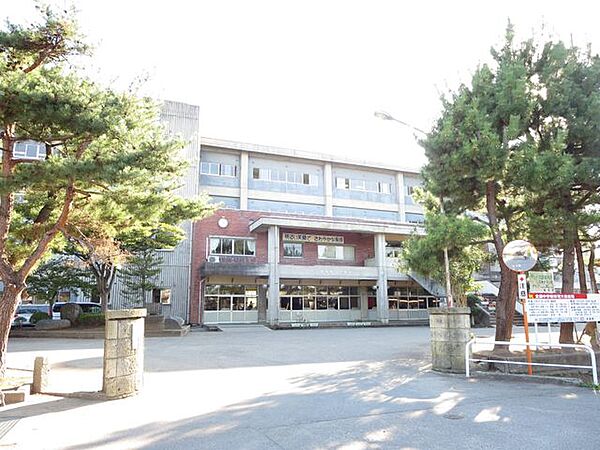 市立鶴岡第三中学校まで約240ｍ（徒歩約3分）