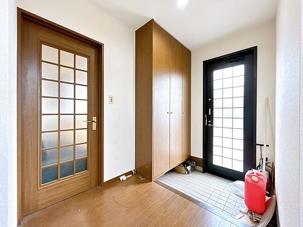 【現況販売】玄関を宅内から撮影しました。