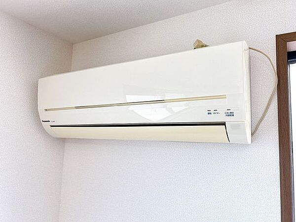 【現況販売】二階約6帖洋室に設置されているエアコンを撮影しました。