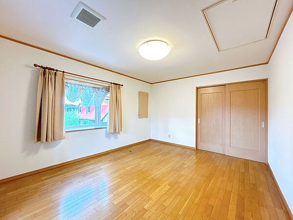 【現況販売】二階西側約10帖洋室を撮影しました。ご夫婦の主寝室としてのご活用はいかがでしょうか。