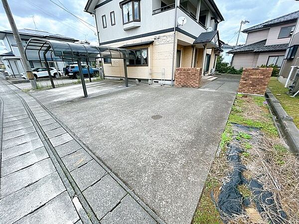 【現況販売】駐車場を撮影しました。普通車4台駐車可能です。
