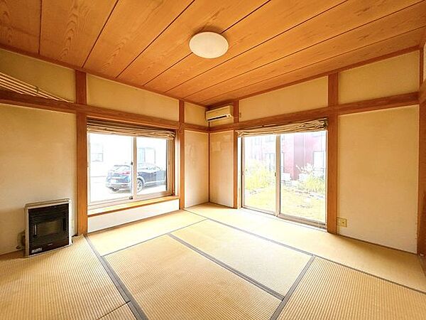【現況販売】一階北東側約8畳和室を撮影しました。心安らぐ空間です。