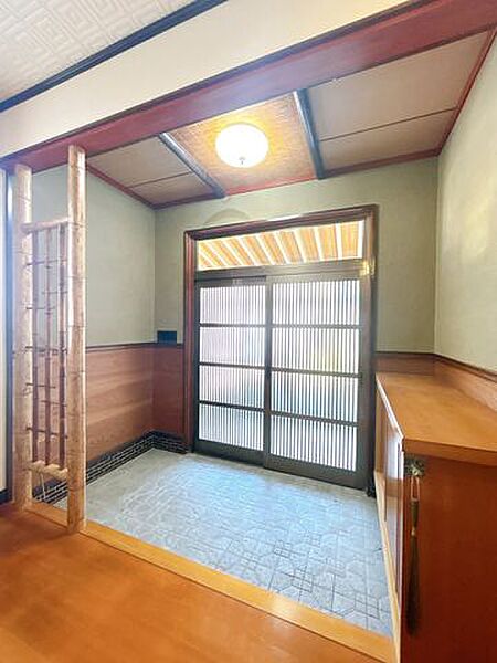 【現況販売】玄関を宅内から撮影しました。