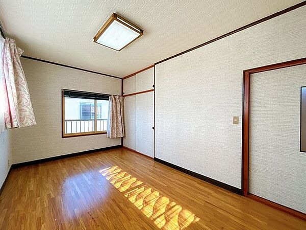 【現況販売】二階西側約7.5帖洋室を撮影しました。