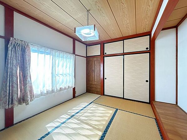 【現況販売】一階南側約6畳和室を撮影しました。